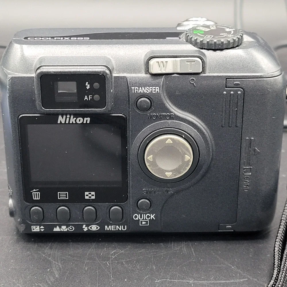 Nikon Coolpix 885 Camera With Batteries And Memory Card Reader Read Description